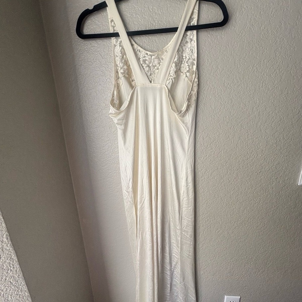 Women's Vtg. Private Luxuries Cream Satin and Lace Midi Slip Dress‎ Small